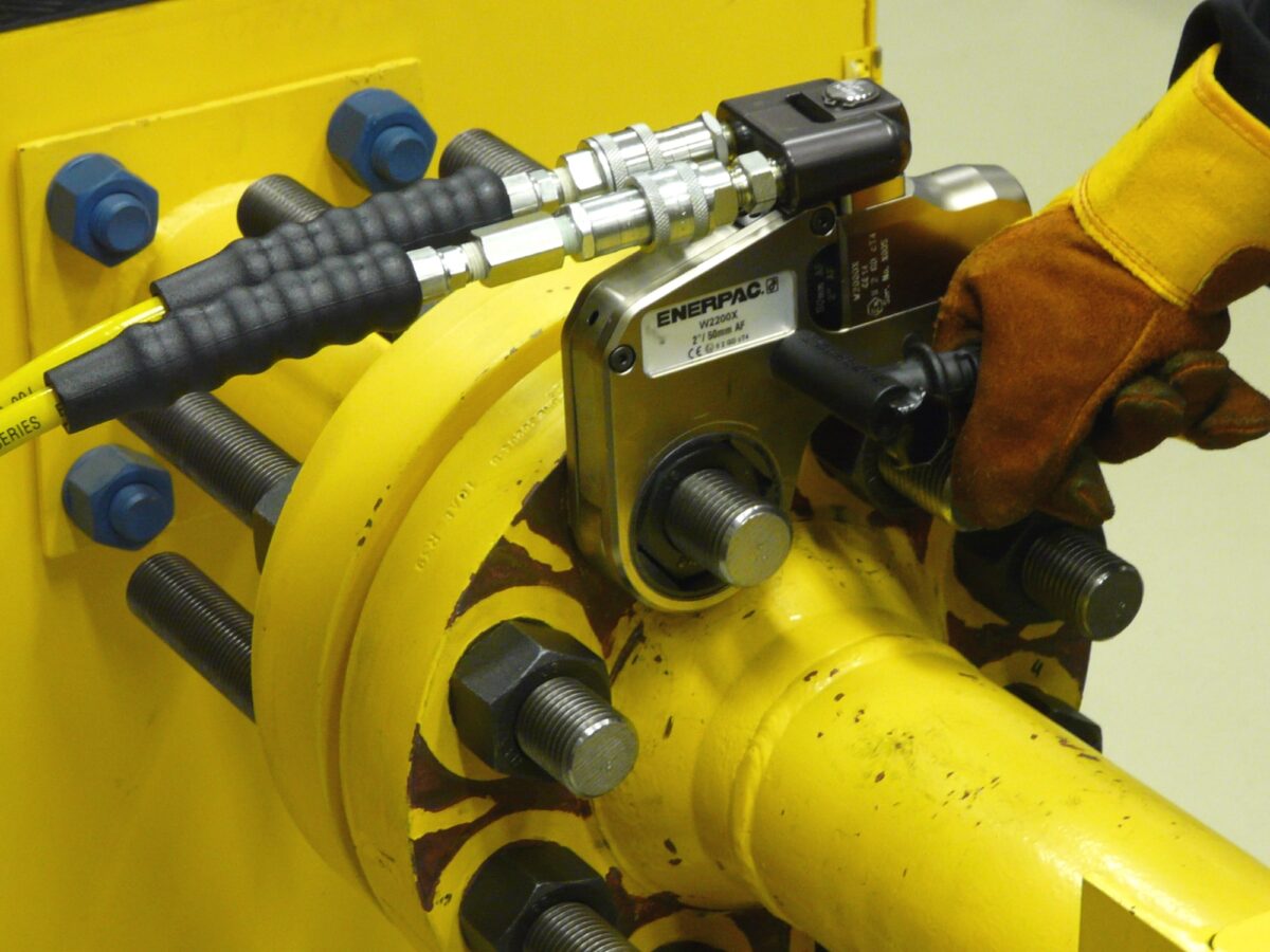 How to Use a Hydraulic Torque Wrench: Video Demonstration - Enerpac Blog