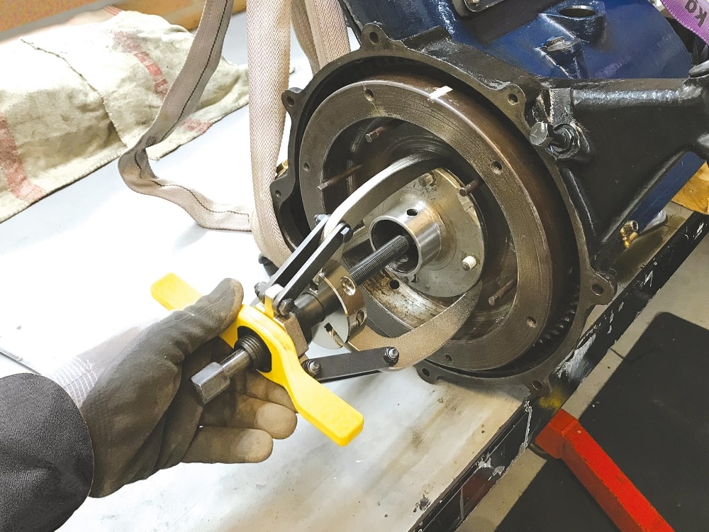 https://blog.enerpac.com/wp-content/uploads/2021/02/puller-to-remove-gear-case.jpg