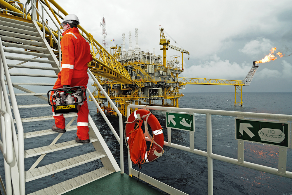carrying a lightweight air driven torque pump at height and offshore